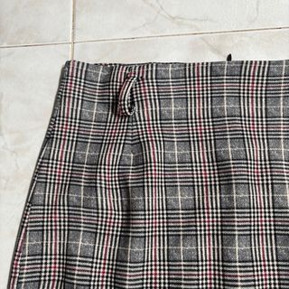 Falda de cuadros gris y rojo