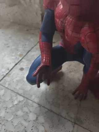 juguete spiderman con altavoz y sensor