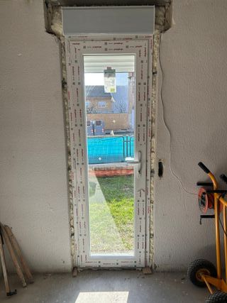 Puerta PVC,persiana seguridad elect,mando distanc.