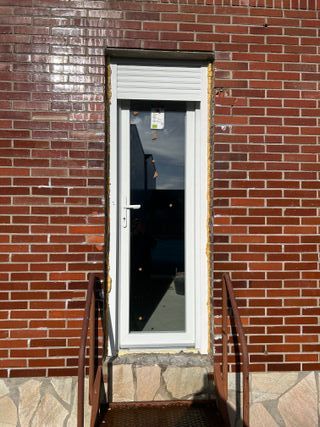 Puerta PVC,persiana seguridad elect,mando distanc.