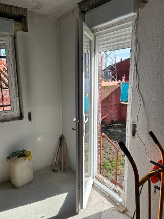 Puerta PVC,persiana seguridad elect,mando distanc.