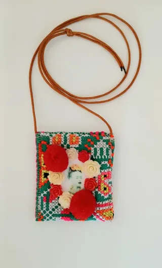 Bolso pequeño bordado con flores
