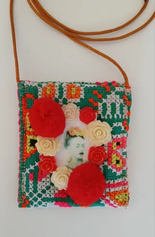 Bolso pequeño bordado con flores
