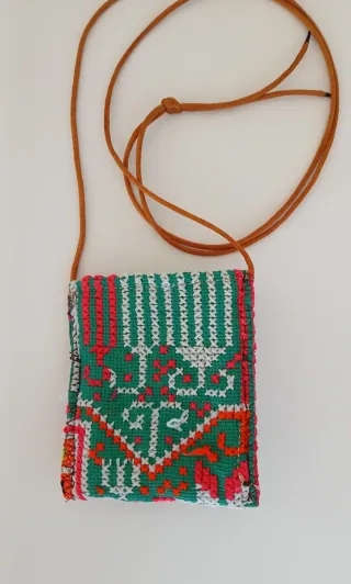 Bolso pequeño bordado con flores