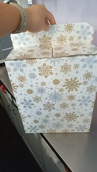 Scatola regalo natalizia fiocchi neve oro/argento