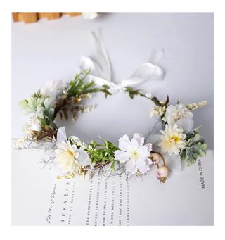 Diadema de flores blancas y verdes