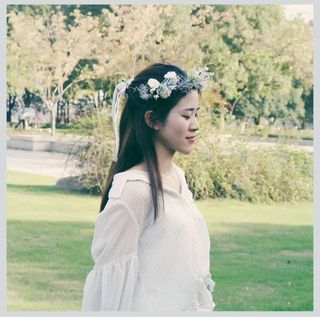 Diadema de flores blancas y verdes