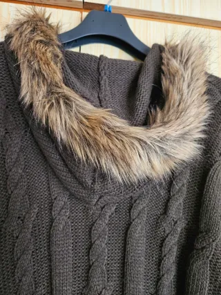 Capa de punto con capucha y pelo Talla L