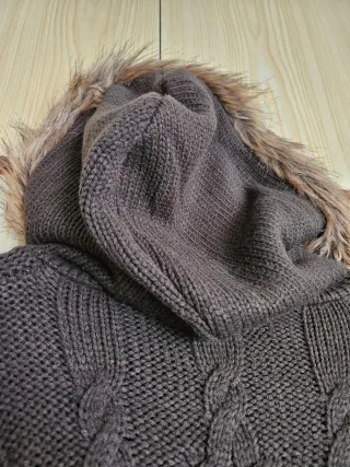 Capa de punto con capucha y pelo Talla L