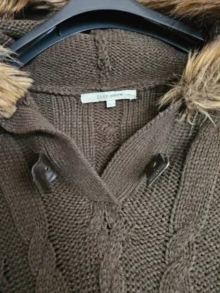 Capa de punto con capucha y pelo Talla L