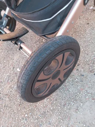 Carrito de bebé negro y dorado