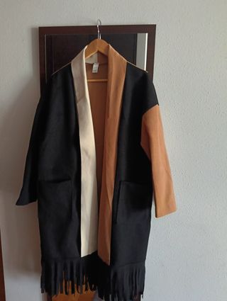 Abrigo largo con flecos