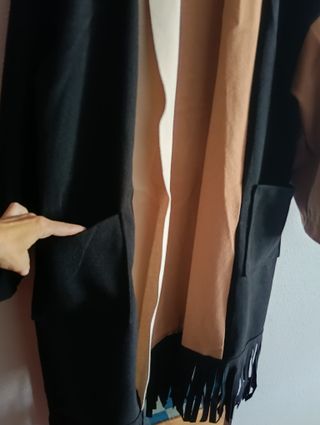 Abrigo largo con flecos