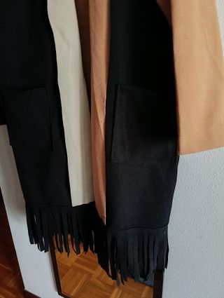 Abrigo largo con flecos