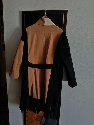 Abrigo largo con flecos