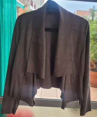 Chaqueta corta de antelina y punto debajo mangas