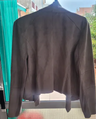 Chaqueta corta de antelina y punto debajo mangas