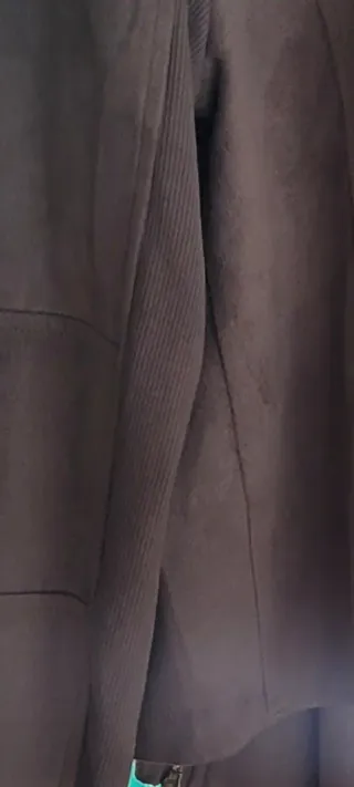 Chaqueta corta de antelina y punto debajo mangas