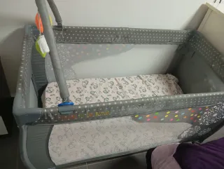 Cuna de viaje gris con estampado de estrellas con