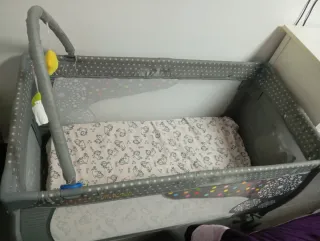 Cuna de viaje gris con estampado de estrellas con