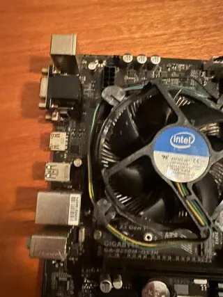 Placa Base Gigabyte GA-B250M-DS3H Itel I3-7100