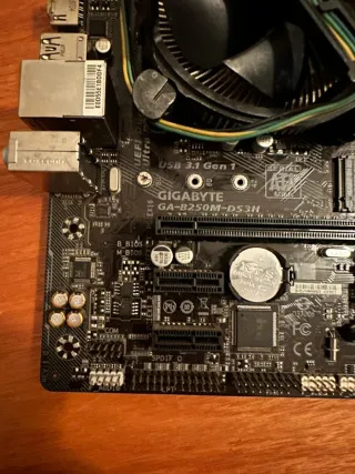 Placa Base Gigabyte GA-B250M-DS3H Itel I3-7100