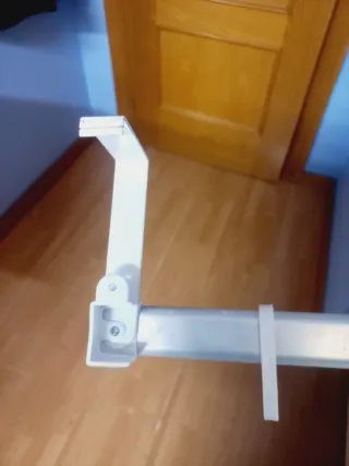 Colgador de puerta metálico blanco