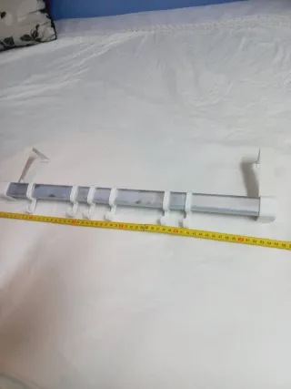 Colgador de puerta metálico blanco