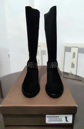 Botas de piel negras nuevas.