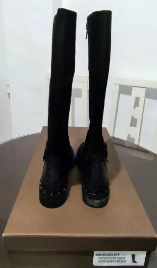 Botas de piel negras nuevas.