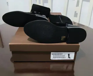 Botas de piel negras nuevas.