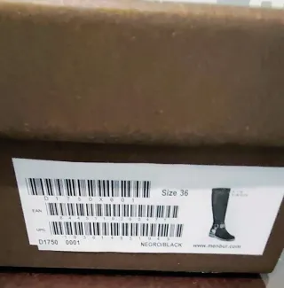 Botas de piel negras nuevas.