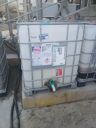 Bombo 1000L con base y estructura metalica