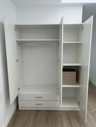 Armario blanco con cajones y baldas