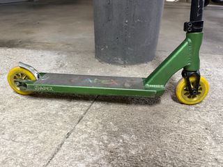 Scooter Apex Verde y Negro