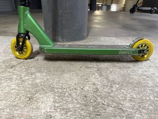 Scooter Apex Verde y Negro