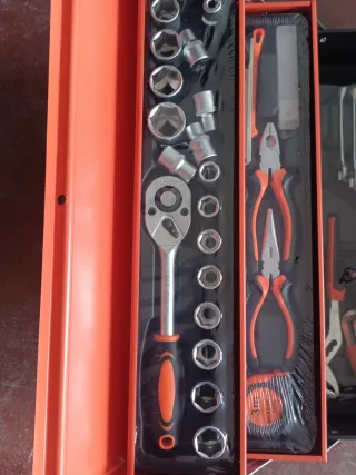 Caja de herramientas naranja