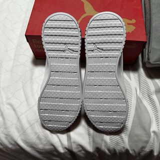 Zapatillas Puma Blancas y Moradas talla 38