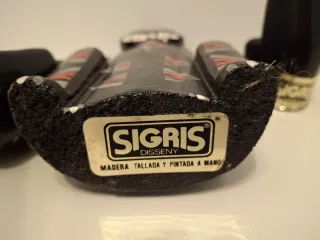 Gatti in legno dipinti a mano