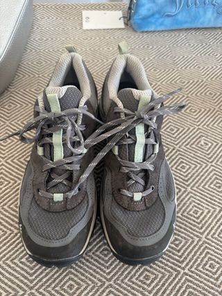 Zapatillas trekking Quechua grises y verdes