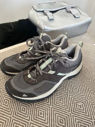 Zapatillas trekking Quechua grises y verdes