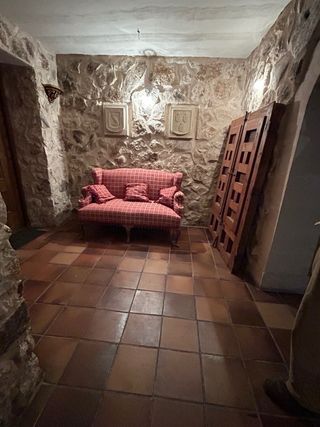 Sofá Isabelino Rosa y Rojo