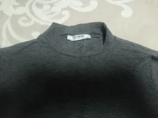 Camiseta Zara cuello alto gris