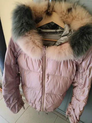 Chamarra rosa con gorro de pelo