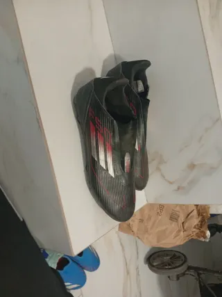 Botas de fútbol Adidas negras y rojas