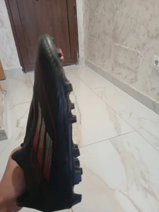 Botas de fútbol Adidas negras y rojas