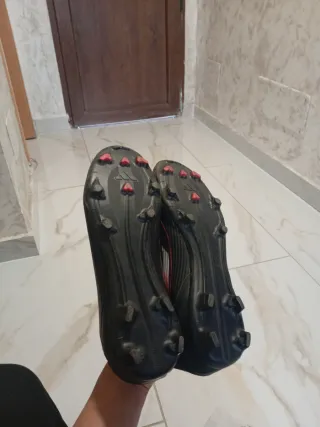 Botas de fútbol Adidas negras y rojas