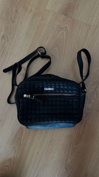 Bolso negro pequeño acolchado