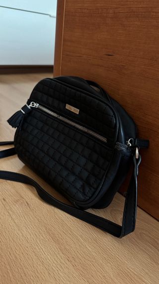 Bolso negro pequeño acolchado