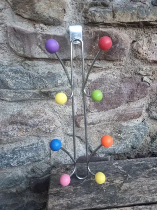 Colgador de pared con bolas de colores.  36 cm alt